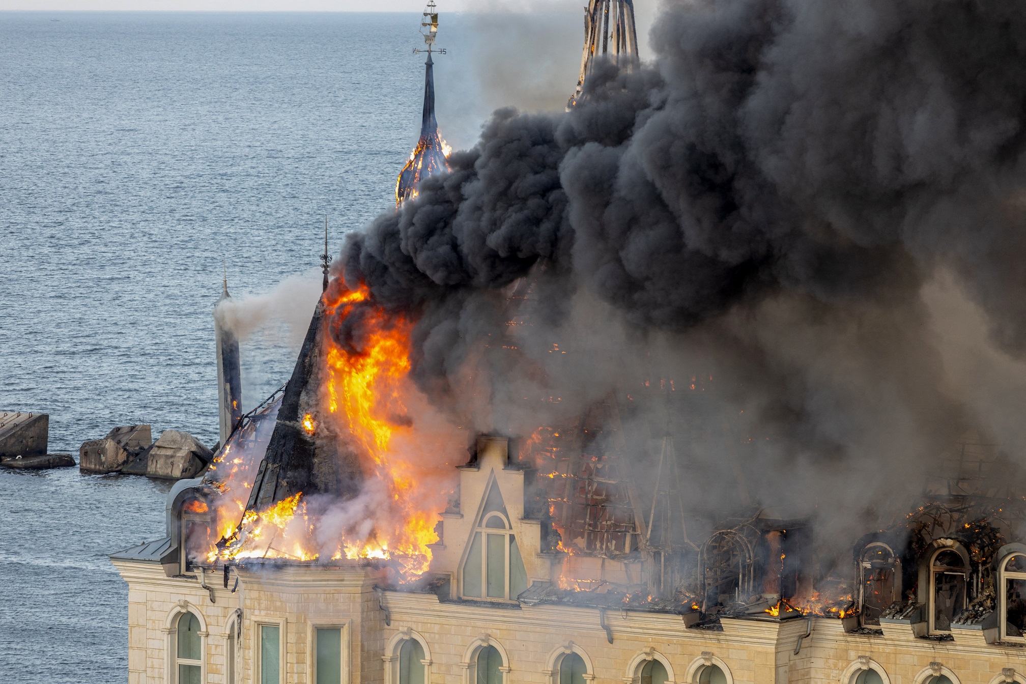 Foto mostra um prédio em chamas danificado por um ataque de mísseis, em meio à invasão russa da Ucrânia. Foto: OLEKSANDR GIMANOV / AFP