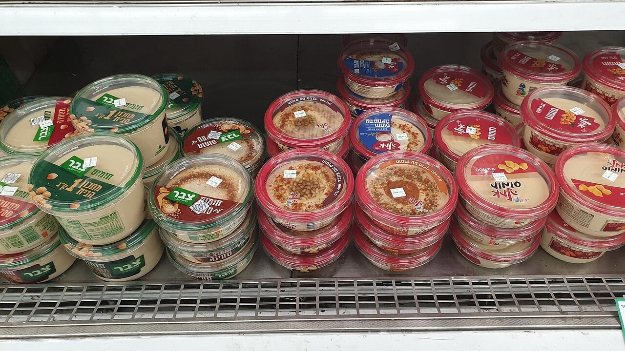 Além do famoso homus, o grão-de-bico pode ser transformado em pastas, combinando ingredientes como azeitonas, ervas frescas e especiarias para criar molhos e patês diversificados. Reprodução: Flipar