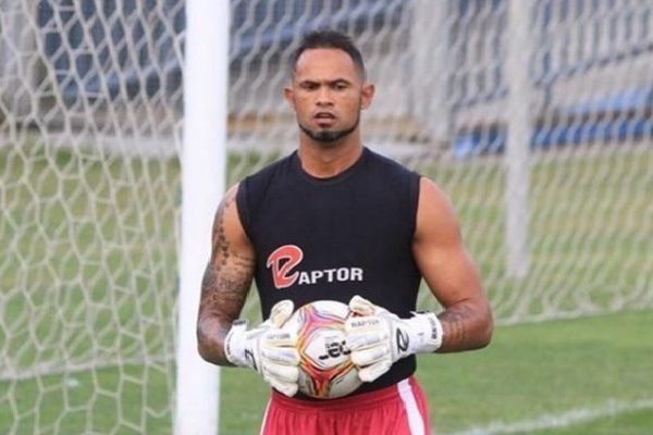 Goleiro Bruno - Em março de 2013, Bruno foi condenado a 22 anos e 3 meses de prisão pelos crimes de sequestro, assassinato e ocultação do cadáver de Eliza Samudio, ex-amante do goleiro que foi morta em 2010, por ordem de Bruno, que na época era o arqueiro titular do Flamengo. Já em 2017, a Justiça brasileira decidiu reduzir a pena dele para 20 anos e 9 meses, após o crime de ocultação de cadáver ser prescrito. No entanto, o ex-jogador não ficou mais muito tempo preso, porque em 2019 ganhou autorização judicial para cumprir regime semiaberto, deixando a prisão. Desde que deixou a cadeia, Bruno ainda recebeu algumas oportunidades no futebol, com a mais recente sendo no início de 2023, por um time de várzea em São Paulo. Foto: Instagram