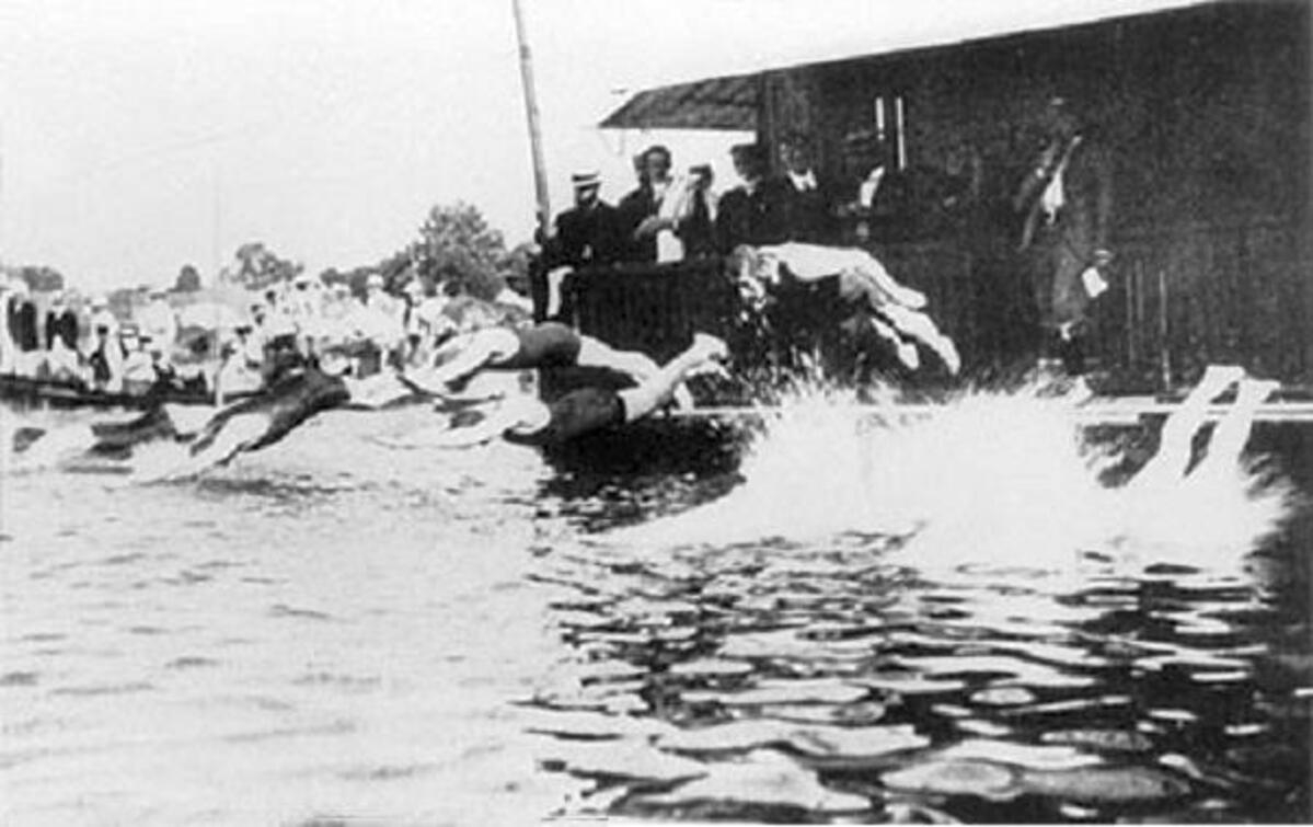 Nado subaquático - Modalidade que constou nos Jogos de Paris-1900 dava pontos aos atletas a cada metro percorrido debaixo d´água, exigindo fôlego dos competidores.  Reprodução: Flipar