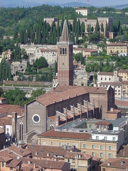 Basílica de Santa Anastásia - Verona -Igreja da Ordem Dominicana situada na parte velha de Verona, perto da Ponte Pietra, que atravessa o rio Adige. Construída entre 1280 e 1400. Reprodução: Flipar