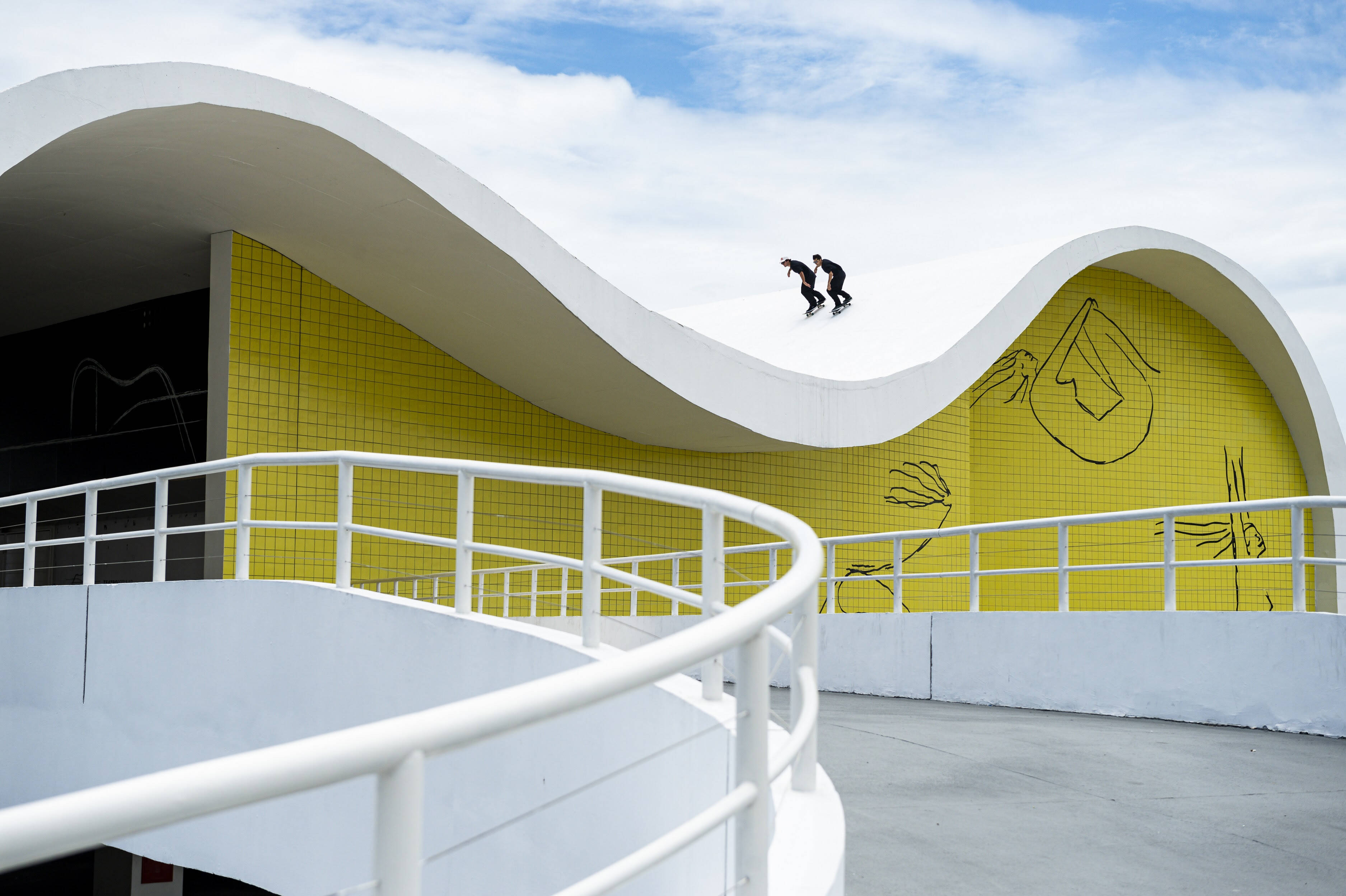 Skatistas transformaram obras de Oscar Niemeyer em pistas. Foto: Divulgação / Red Bull
