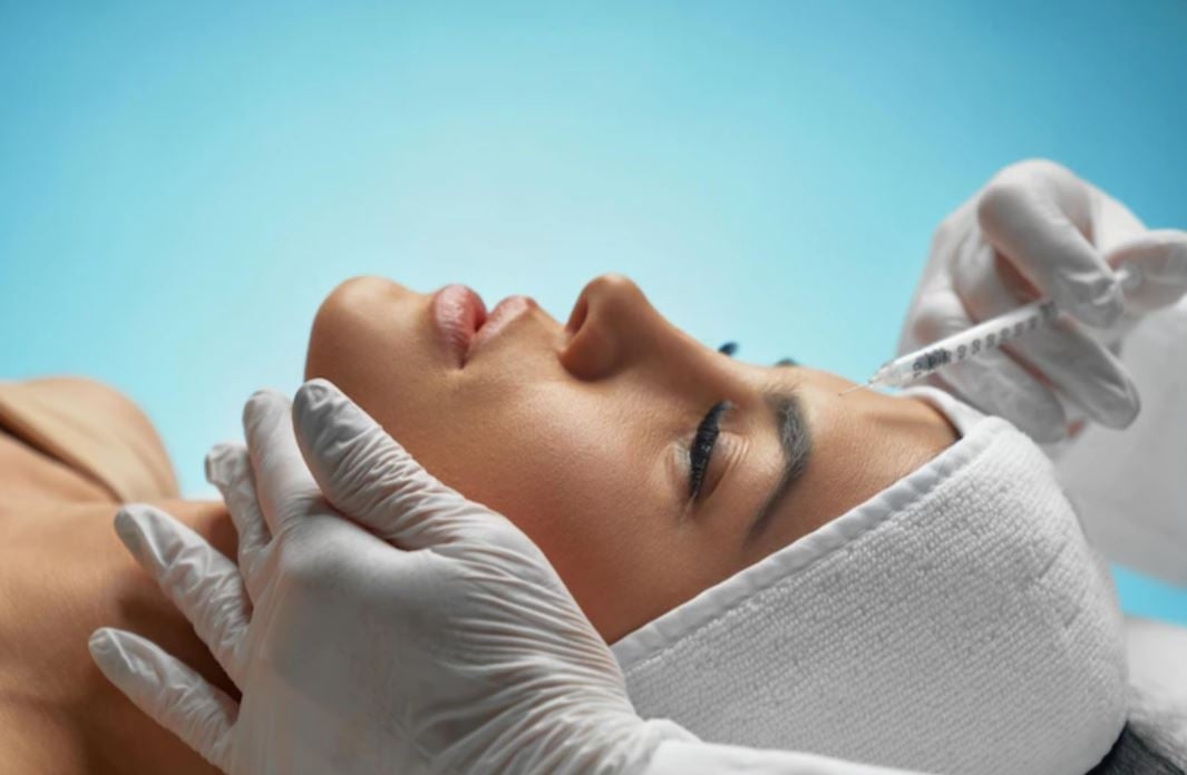 O processo não é cirúrgico e abrange várias partes do rosto, como lábios, cílios, mandíbula e nariz. Pode ser feito por dermatologistas e cirurgiões plásticos, mas também por dentistas, que estudaram toda a anatomia do rosto humano. Reprodução: Flipar