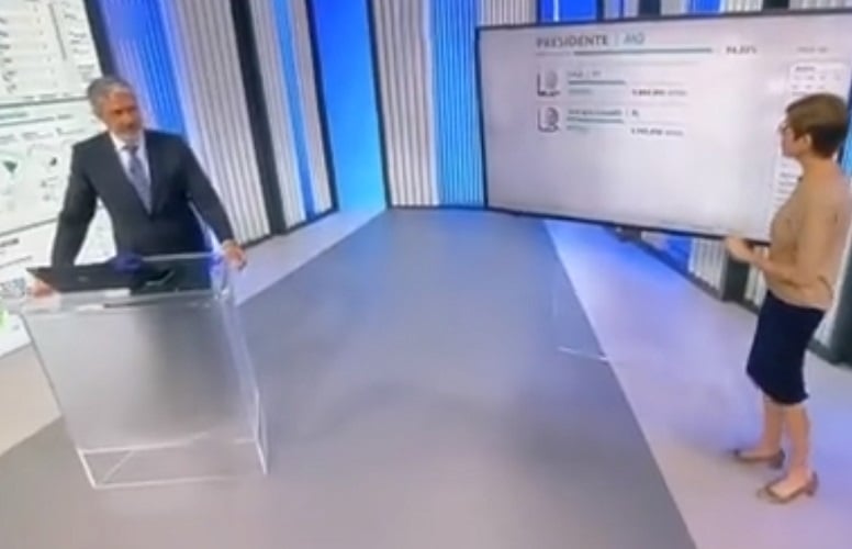 Foi durante a transmissão, ao vivo, de um programa sobre a apuração dos votos da eleição presidencial. 