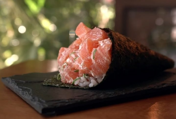 Temaki: Cone de alga marinha recheado com arroz, peixe cru, legumes e outros ingredientes. Uma opção prática e saborosa para comer com as mãos Reprodução: Flipar