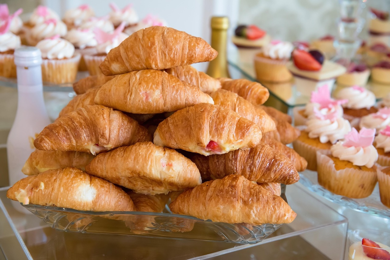 A massa semifolhada possui menos gorduras e leva fermento biológico. As dobras são responsáveis pela separação das camadas de gordura que proporcionam a folhagem do croissant. Reprodução: Flipar