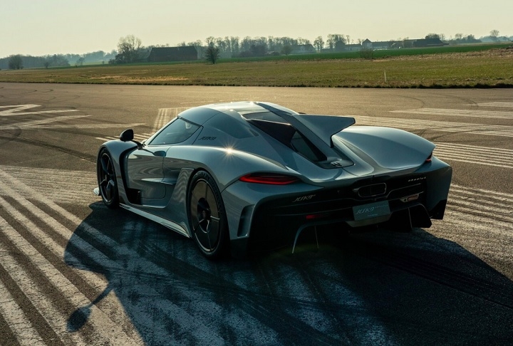 Com um preço inicial de cerca de 3 milhões de euros (aproximadamente R$ 18 milhões), o Jesko Absolut pode atingir até 500 km/h e acelerar de 0 a 100 km/h em apenas 2,5 segundos! Reprodução: Flipar