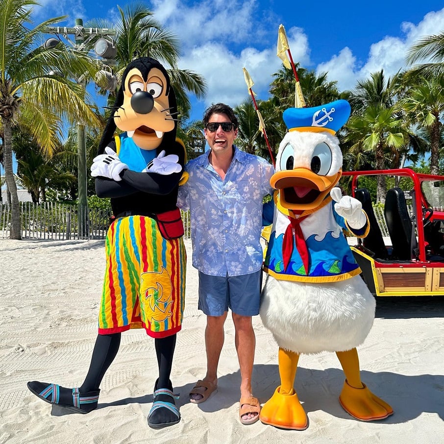Bruno De Luca com personagens da Disney, em Orlando (EUA). Foto: Reprodução/Instagram 26.06.2023