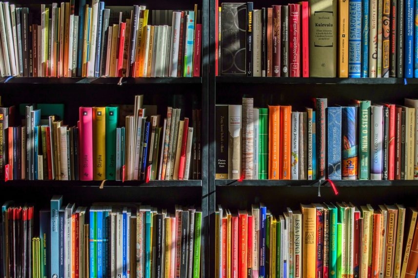 A remição — diminuição do tempo de duração da pena — é garantida pela lei aos presos que trabalham, estudam ou leem livros. São 4 dias de redução a cada livro lido (com limite de 12 livros por ano). E 1 dia a menos na cadeia a cada 3 dias trabalhados ou 12 horas na escola. 