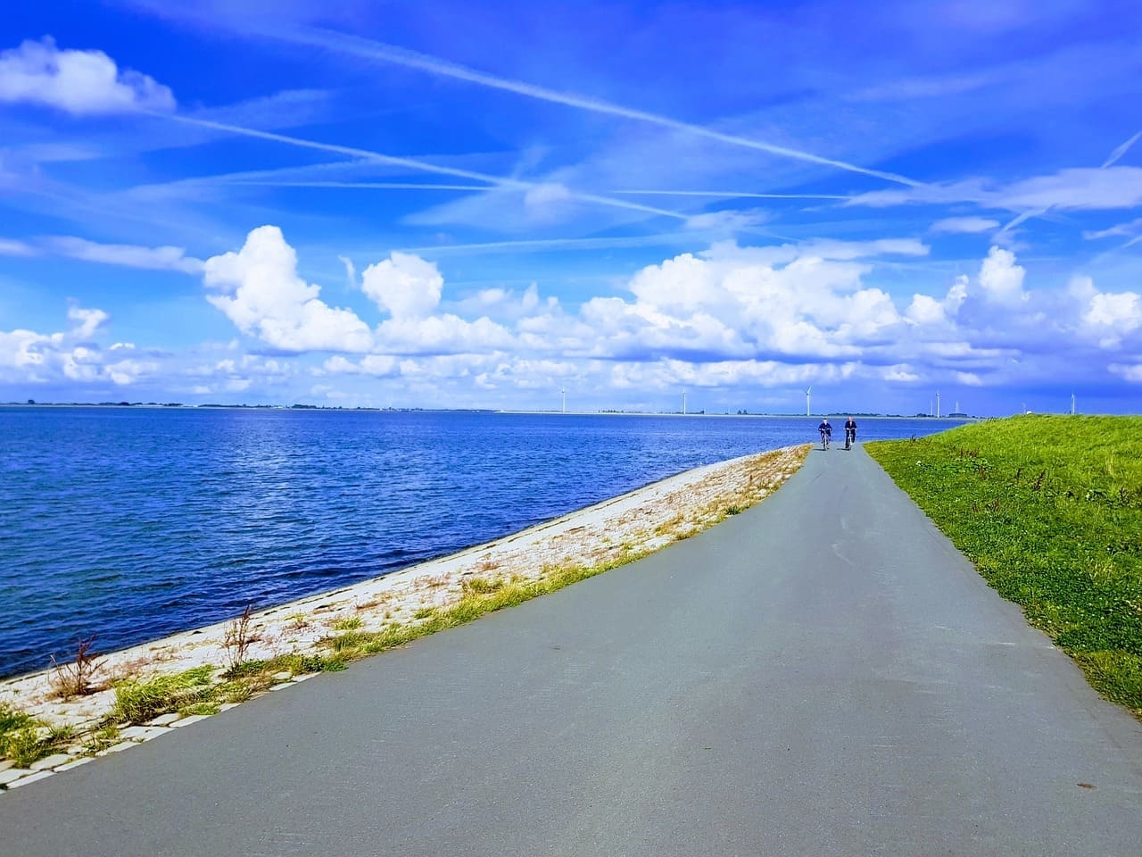 Desde a Idade Média, os holandeses começaram a construir diques, canais e bombas para drenar as áreas alagadas e ampliar terras habitáveis ou para cultivo. Esses polders, como são chamados, são essencialmente terras drenadas que agora ficam abaixo do nível do mar, graças ao controle contínuo de água. Reprodução: Flipar