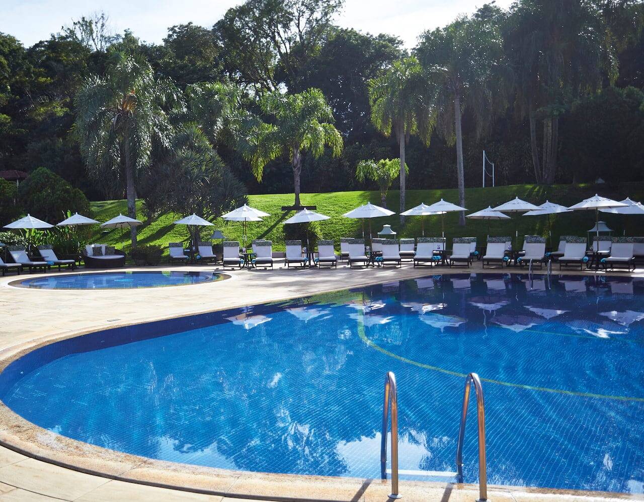 Entre as áreas de lazer do hotel está a piscina. Foto: Divulgação
