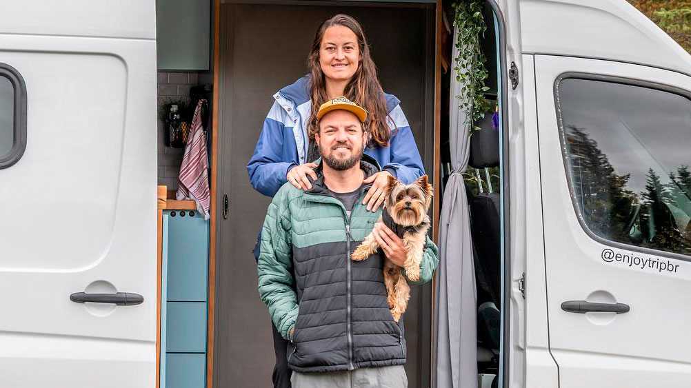Diego e Roana viajam de motorhome têm um cachorrinho, o Zed, que viaja para todos os lugares. Foto: Reprodução/Instagram 21.04.2023