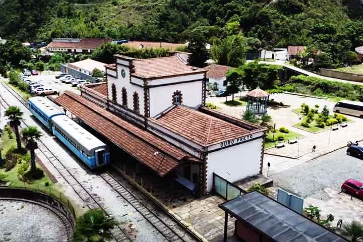 A linha férrea foi essencial para o desenvolvimento das cidades, ligando-as e promovendo o crescimento econômico. O Trem Turístico é uma das principais atrações culturais da região. Reprodução: Flipar
