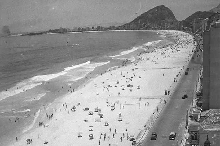 Após a chegada dos espanhóis à região da Copacabana boliviana, Nossa Senhora teria aparecido no local para Francisco Tito Yupanqui, um jovem pescador, que, em sua homenagem, teria esculpido uma imagem da santa que ficou conhecida como Nossa Senhora de Copacabana. Reprodução: Flipar