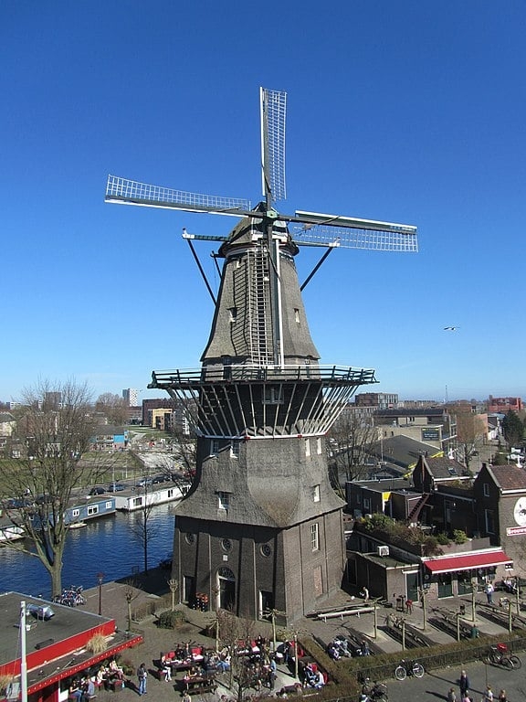 Ele é o último dos 26 moinhos de milho da muralha de Amsterdã, inaugurado no século 17. Neste período, a periferia da cidade tinha localização privilegiada, graças à forte circulação de ventos. Também foi bastante usado pela Holanda durante a Segunda Guerra Mundial devido à falta de energia.  Reprodução: Flipar