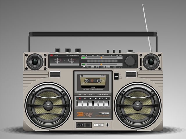 A história do rádio é uma jornada notável de inovação e adaptação. Desde suas origens no século XIX, com as descobertas de Hertz e Marconi, até seu papel fundamental na comunicação, entretenimento e disseminação de informações no século XX, o rádio continua a ser uma forma importante de mídia. Reprodução: Flipar
