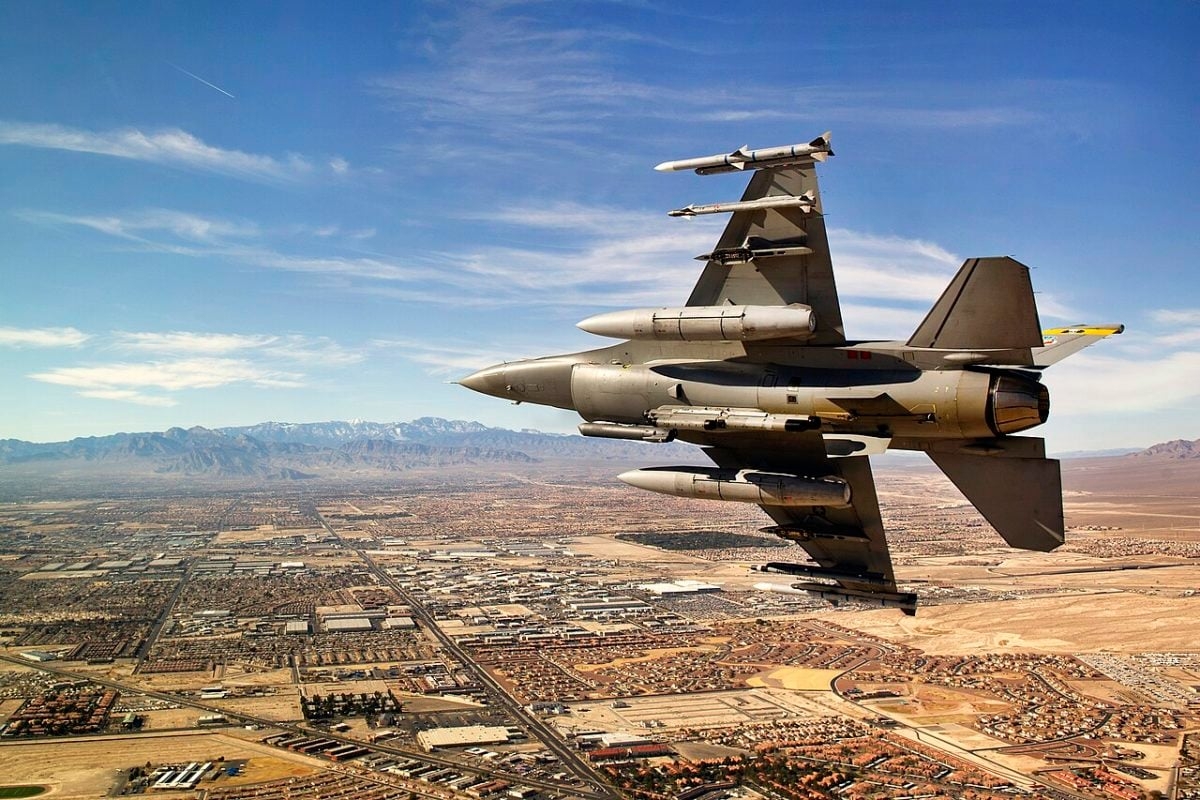 8º) Egito (1.080 aeronaves): Criada em 1937, a Força Aérea Egípcia (EAF) é a maior força aérea da África. Os modelos F-16 Fighting Falcon (foto), Mirage 2000 e Rafale fazem parte do arsenal Reprodução: Flipar
