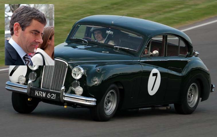 Rowan Atkinson - O comediante britânico famoso por encarnar Mr Bean (personagem que usa um carro bem pequeno), tem uma coleção de carros de primeira linha. Fã de corridas,  participou do Goodwood Revival em 2009 dirigindo um carro de luxo, o Jaguar Mk VII. 