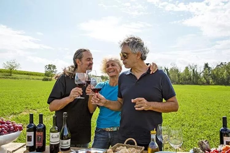 Andrea Bocelli - O tenor faz parte de uma família que há três séculos produz vinho na Toscana. Ele chegou a viver na vinícola até os 35 anos, quando se mudou, mas deu sequência à tradição familiar.  Reprodução: Flipar