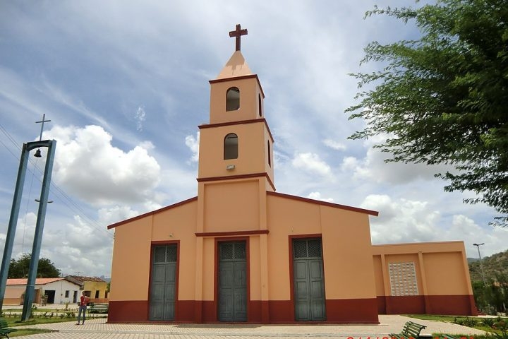 O povoamento começou a se formar em torno da capela de São Luiz de Gonzaga, dando origem à povoação chamada Cacimba do Meio. Reprodução: Flipar