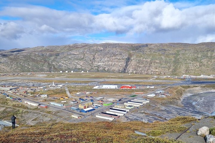 Até agora, turistas que visitavam a Groenlândia precisavam desembarcar em cidades menores como Kangerlussuaq (foto) e Narsarsuaq, antigas bases militares da Segunda Guerra Mundial. Reprodução: Flipar