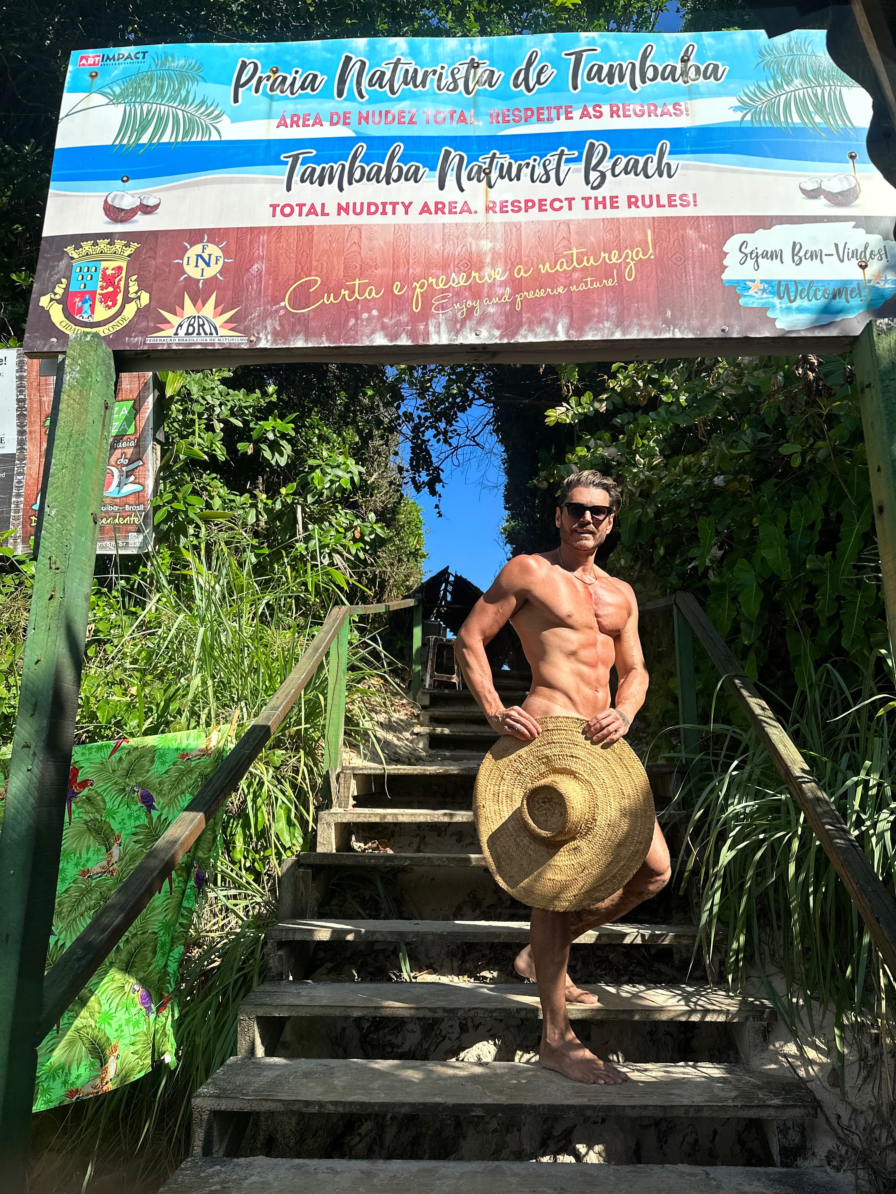 Franklin David tira a roupa na praia nudista de Tambaba, na Paraíba