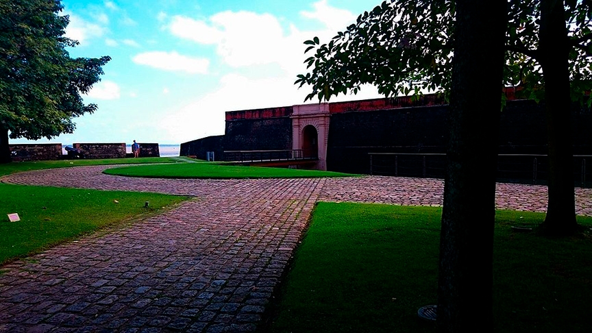 Museu do Forte do Presépio (Belém):  Localizado na Cidade Velha, o forte foi construído em 1616, para a proteção da região contra invasores. O espaço guarda peças militares e arquitetônicas. E tem a bela paisagem da Baía do Guajará.   Reprodução: Flipar