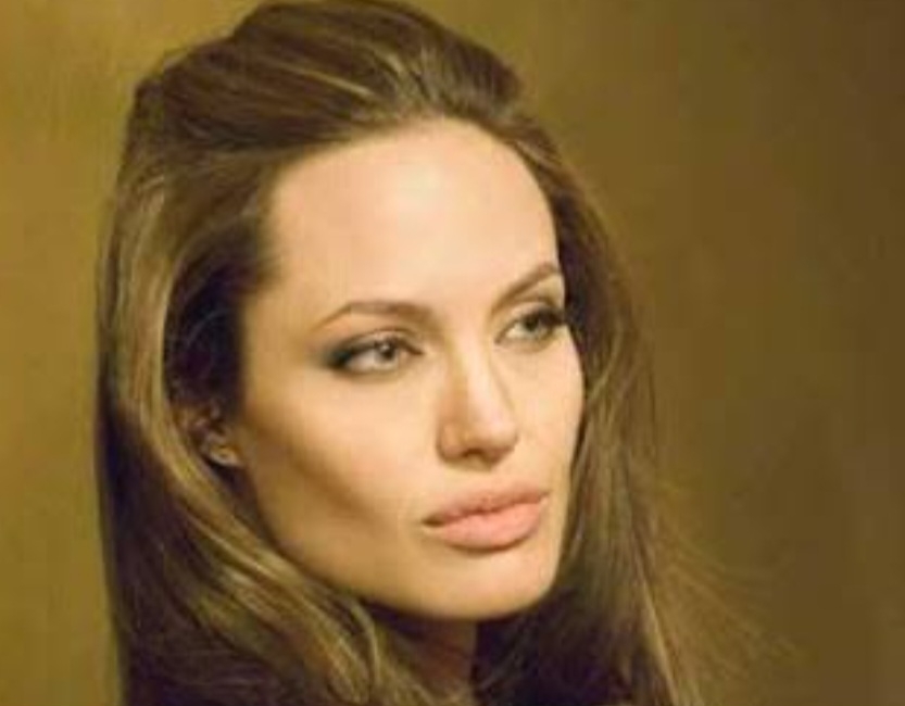 Ela contou que o próprio “assassino” decidiu declinar da oferta em um primeiro momento e pediu que ela pensasse um pouco melhor.  Após semanas, Angelina, então, decidiu que queria continuar a viver. A história tem um tom dramático pelo momento emocional que ela vivia, mas traz junto um exemplo do quanto a atriz é capaz de atos insólitos Reprodução: Flipar