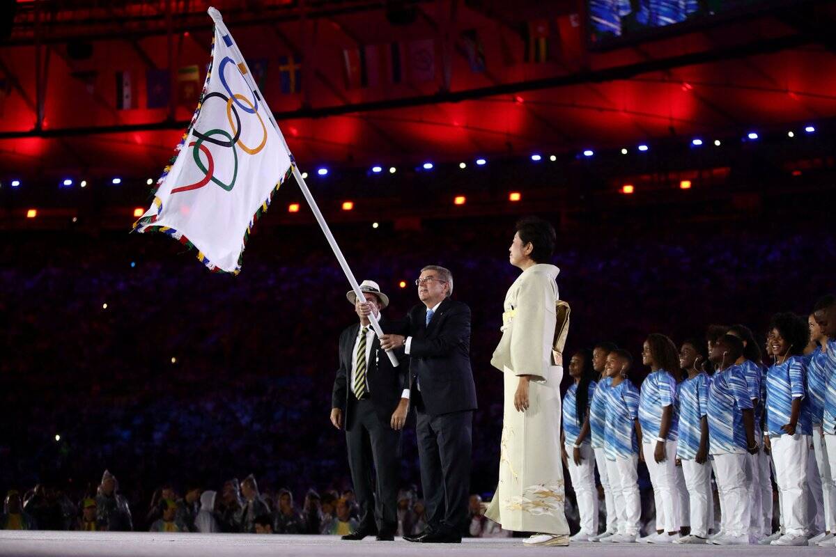 Agora a bandeira está com Tóquio, onde os Jogos acontecerão em 2020. Foto: Reprodução/Twitter