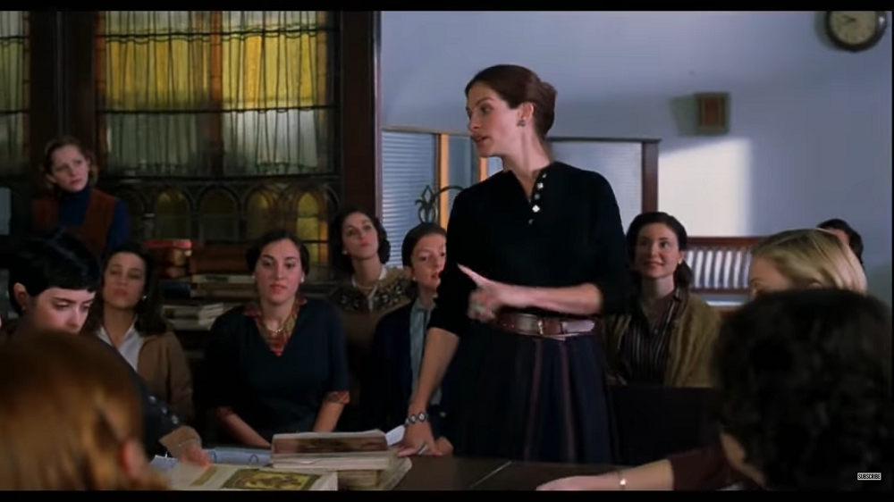 O filme se passa nos anos 50 e retrata a história de uma professora de arte que passa a lutar contra os costumes tradicionalistas de uma escola feminina dos EUA.
