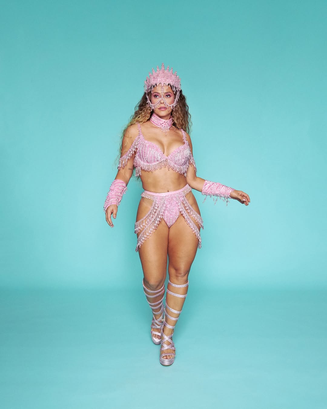 Paolla Oliveira posa com look que usou em ensaio da Grande Rio em 2025.. Foto: Reprodução/Instagram