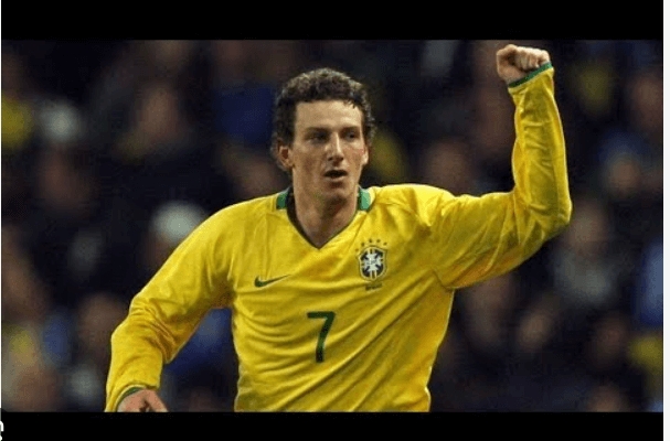 A primeira vez que Messi encarou o Brasil foi em um amistoso de 2006 no Emirates Stadium, em Londres. A Seleção Brasileira, comandada por Dunga, venceu por 3 a 0 com dois gols de Elano e um de Kaká. - Foto: Reprodução/Youtube