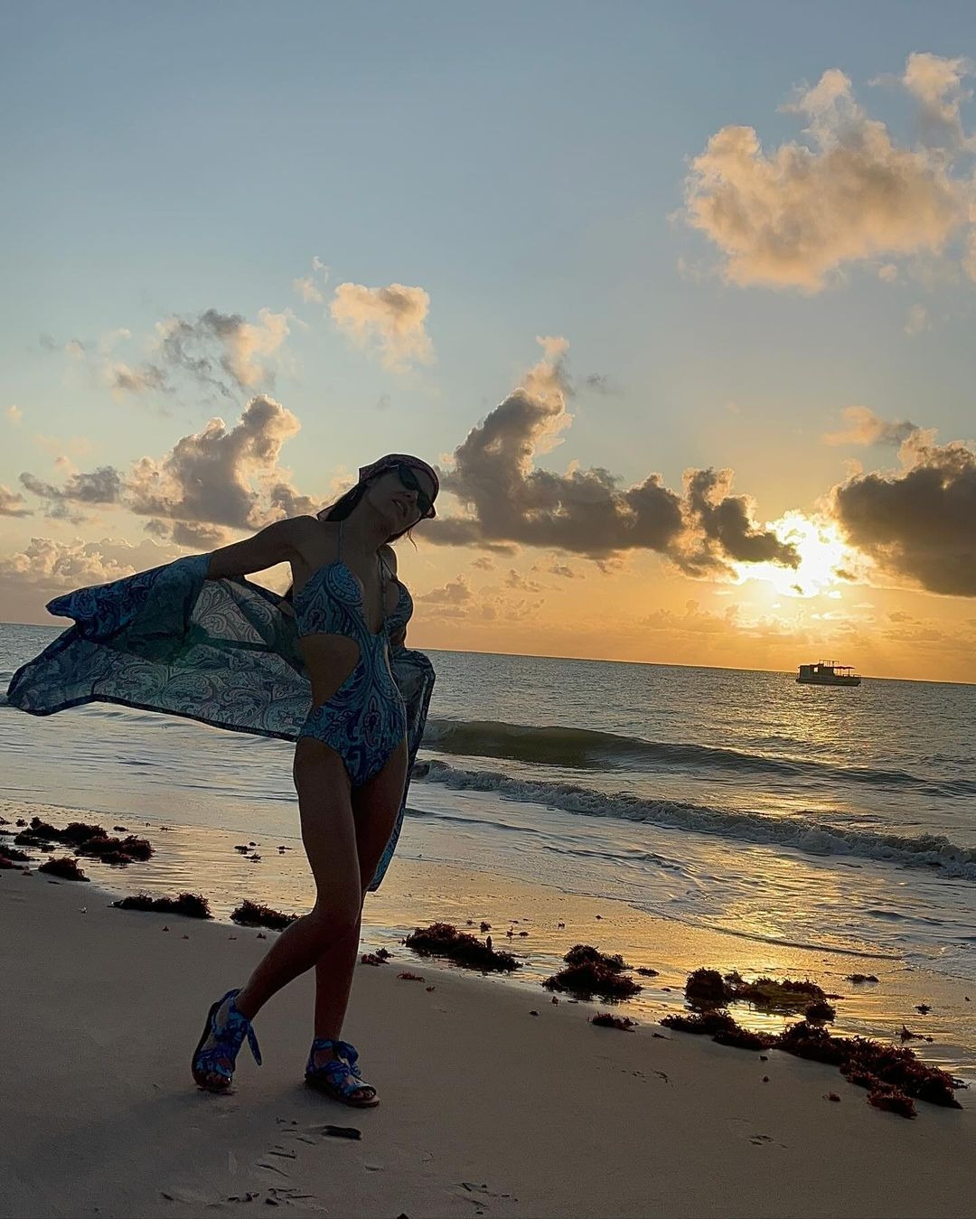 A cantora compartilhou fotos na praia em João Pessoa e arrancou elogios Reprodução/Instagram