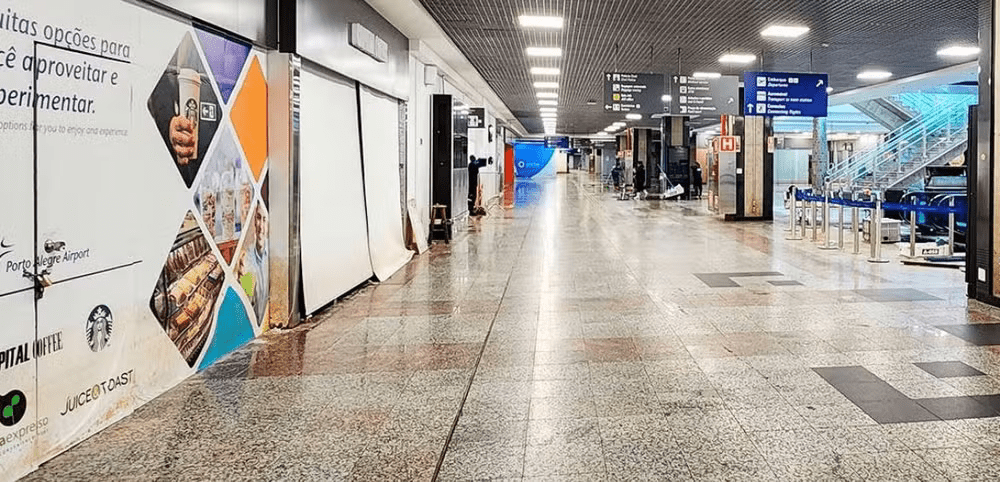 Aeroporto Salgado Filho antes e depois da limpeza Divulgação/Fraport