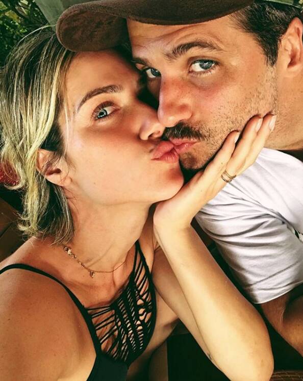 Gio Ewbank zoa Marquezine ao embarcar em voo fretado por Bruno Gagliasso. Foto: Reprodução Instagram