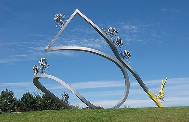 Tour de France - França - O maior campeonato francês de ciclismo ganhou um monumento divertido, com 18m de altura, que representa o terreno irregular da prova. A escultura muda de cor com a vibração do vencedor. Fica na Cordilheira dos Pireneus, na fronteira com a Espanha.   Reprodução: Flipar