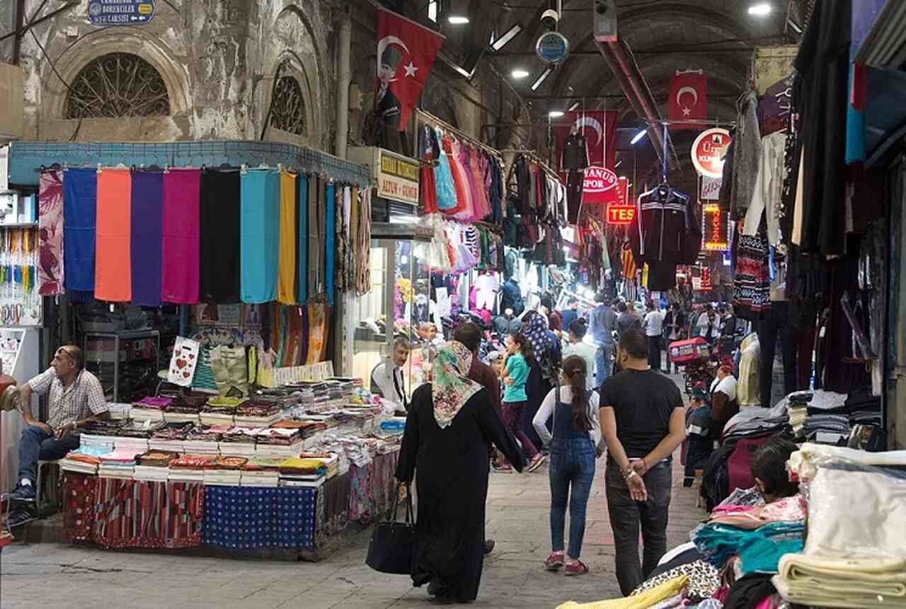 O Grande Bazar e o Bazar das Especiarias, por sua vez, são dois locais de compras emblemáticos. O primeiro é o maior mercado coberto do mundo, com suas milhares de lojas oferecendo desde joias a tapetes e roupas típicas. Reprodução: Flipar