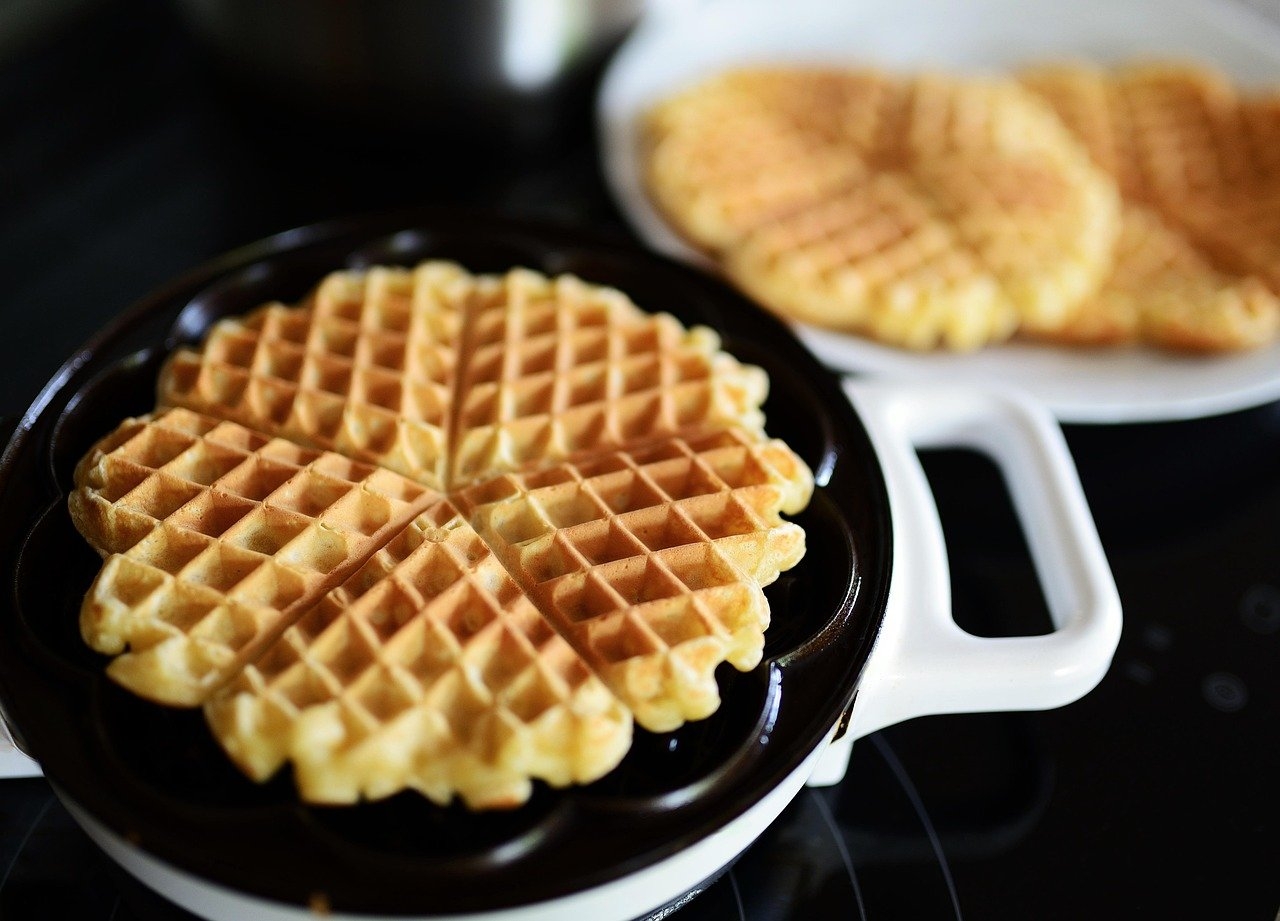 Nascida na Europa, uma massa versátil é consumida em diferentes momentos do dia nos Estados Unidos e também aparece nos cafés brasileiros. Trata-se dos Waffles, a famosa massa com furos que lembram colmeias. Reprodução: Flipar