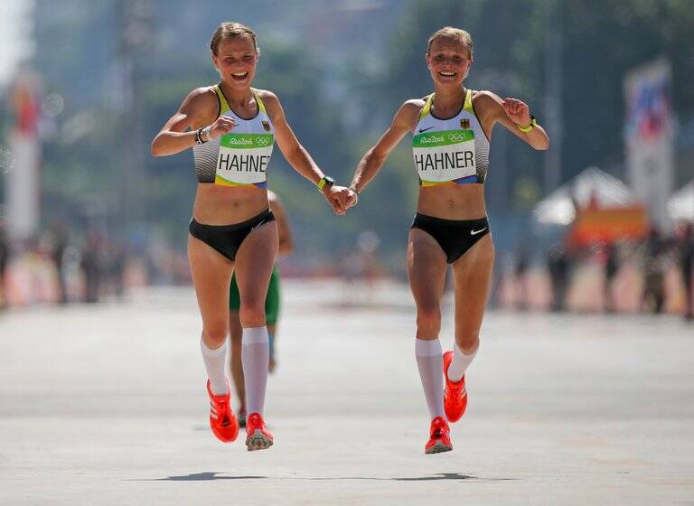 Lisa e Anna Hahner cruzaram a linha de chegada de mãos dadas. Foto: Rio 2016/REPRODUÇÃO
