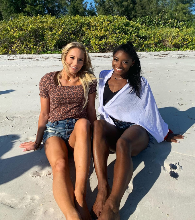 Mykayla Skinner e Simone Biles Reprodução