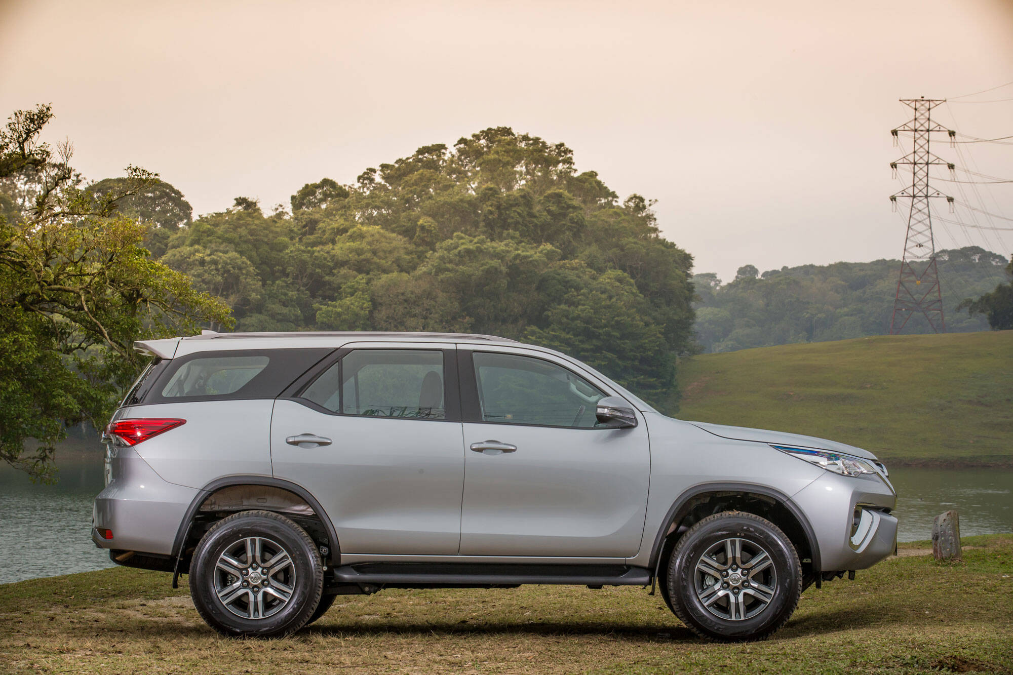 Assim como a Toyota Hilux, o Toyota SW4 passa a ser flex e fica bem mais em conta, partindo de R$ 159.600 - a versão diesel custa R$ 216.700.. Foto: Divulgação/Toyota