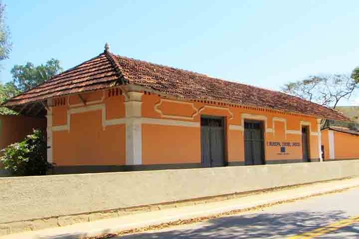 A Estação Ferroviária de Coronel Cardoso, inaugurada em 1914, era uma das principais estações do Vale do Café, em Valença, Rio de Janeiro. Após o fim do transporte de passageiros nos anos 1970, a estação passou por diversas transformações, mas continua funcionando até hoje. Reprodução: Flipar