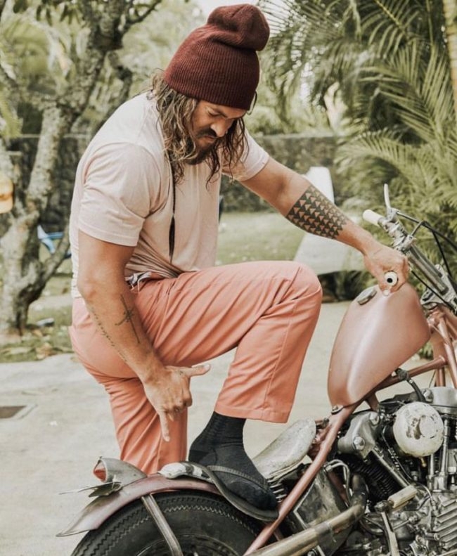 Além de seu trabalho na frente das câmeras, Momoa também é conhecido por seu espírito aventureiro. O ator é um notório fã de carros e motocicletas.
 Reprodução: Flipar