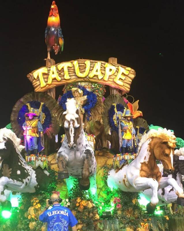 Primeira noite do carnaval de São Paulo teve trânsito de carros alegóricos e queda de luz. Foto: Agência O Globo