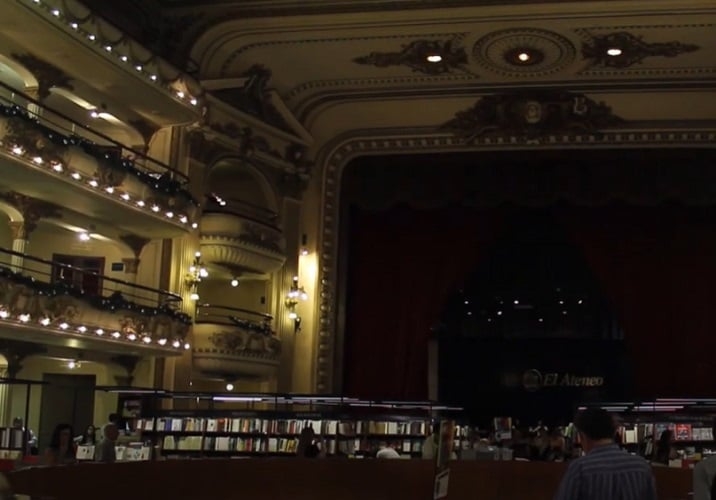 El Ateneo Grand Splendid - Originalmente um teatro inaugurado em 1919, El Ateneo Grand Splendid foi transformado em uma livraria em 2000. Considerada uma das mais belas livrarias do mundo, preserva elementos do antigo teatro, como o palco e as varandas. Reprodução: Flipar
