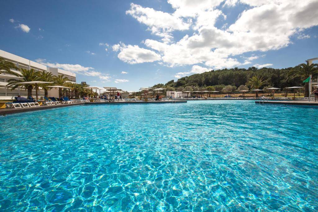 13- Grand Palladium Palace Ibiza Resort & Spa, em Sant Jordi de ses Salines, Ilhas Baleares, Espanha. Foto: Booking/Reprodução
