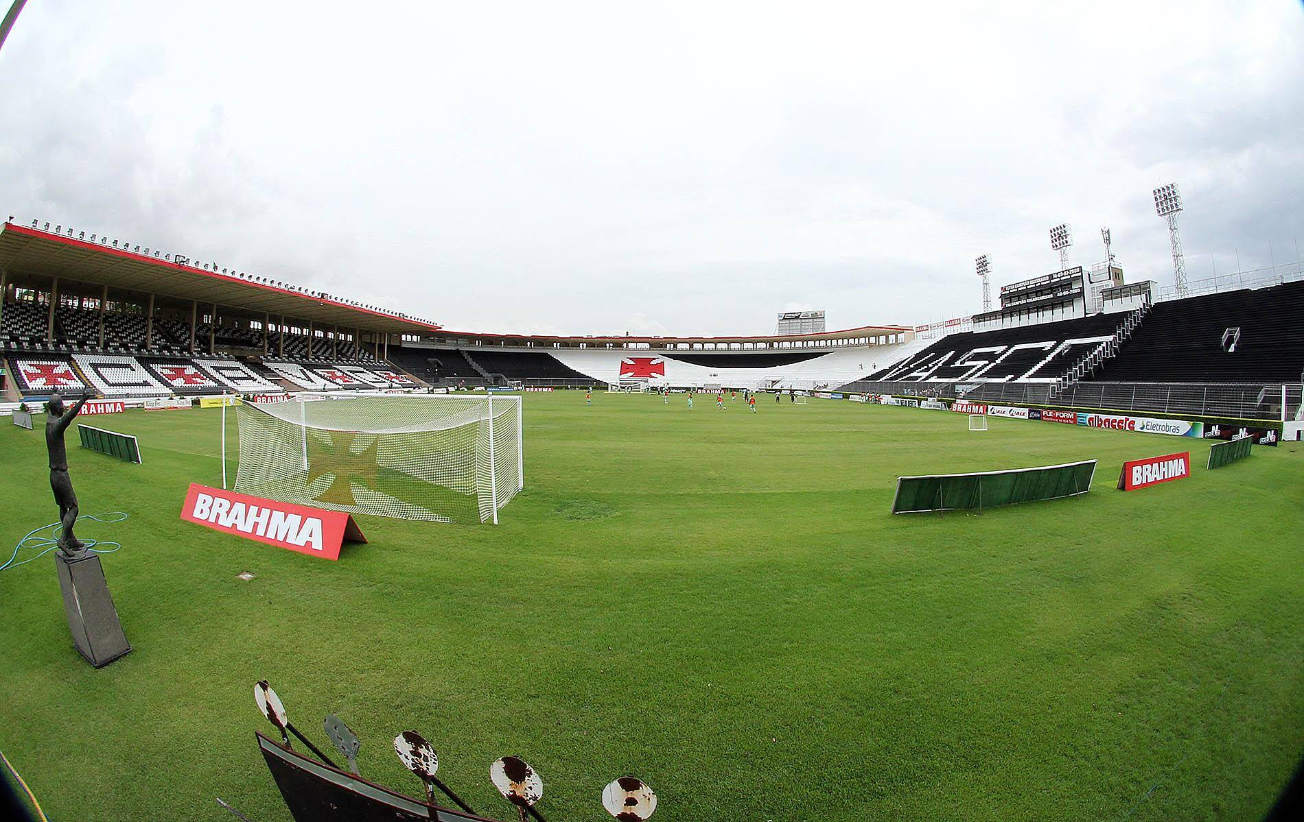 Gramado do Estádio de São Januário é castigado com o excesso de jogos e treinos