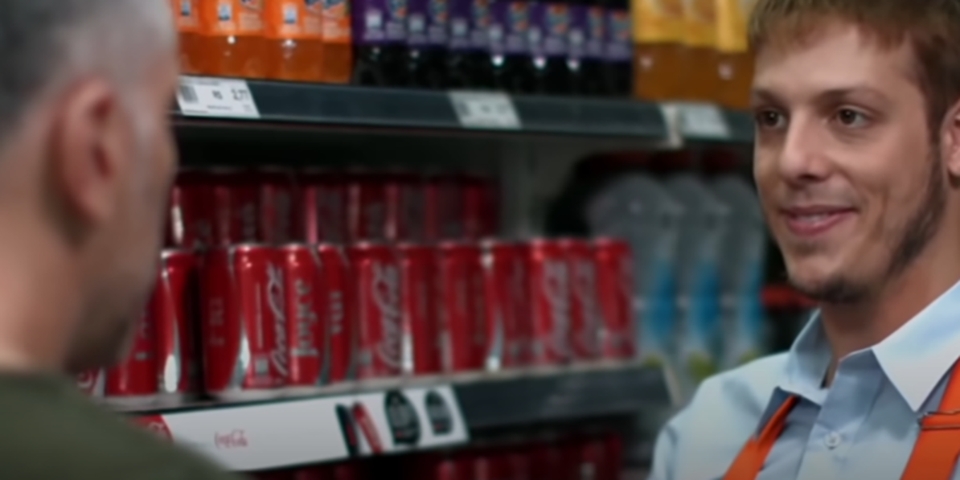 O Porta dos Fundos voltou a fazer gozação sobre a Coca-Cola na segunda etapa da campanha, quando satirizou a propaganda num vídeo em que o cliente percebe que, além do seu nome, a lata traz dados pessoais! Reprodução: Flipar