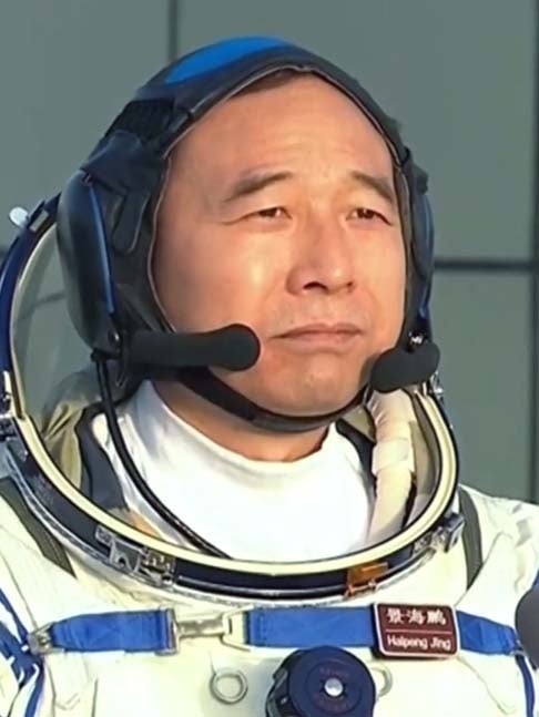 Antes de deixarem a estação, eles passaram o controle do laboratório para os membros da Shenzhou-17. Reprodução: Flipar