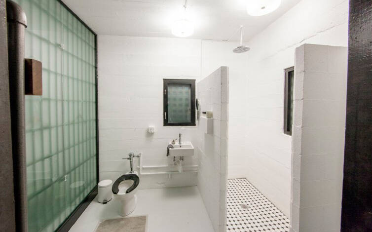O banheiro do Cell Block. Foto: Reprodução/Host Unsual